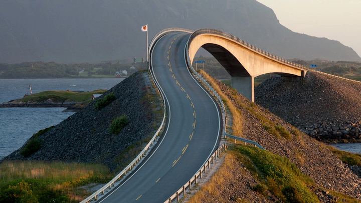 Thót tim cây cầu 'say rượu' nguy hiểm nhất thế giới 