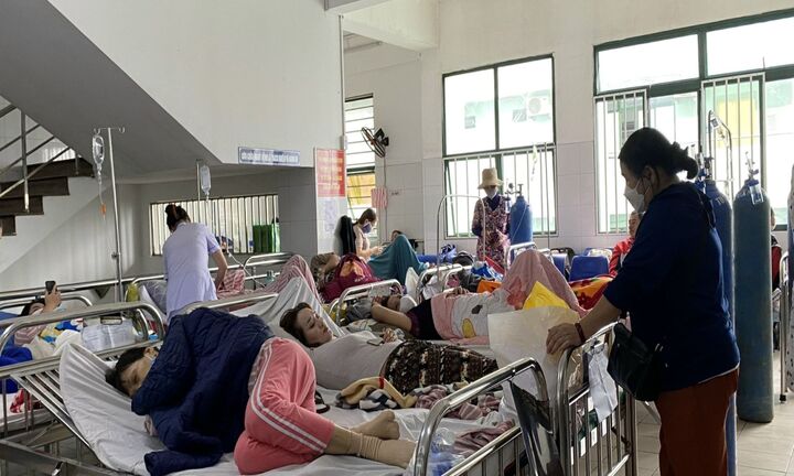 Bệnh viện Đà Nẵng quá tải, bệnh nhân phải nằm ở tiền sảnh, hành lang