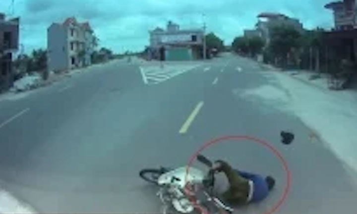 Xe máy được phép vượt phải trong những trường hợp nào?