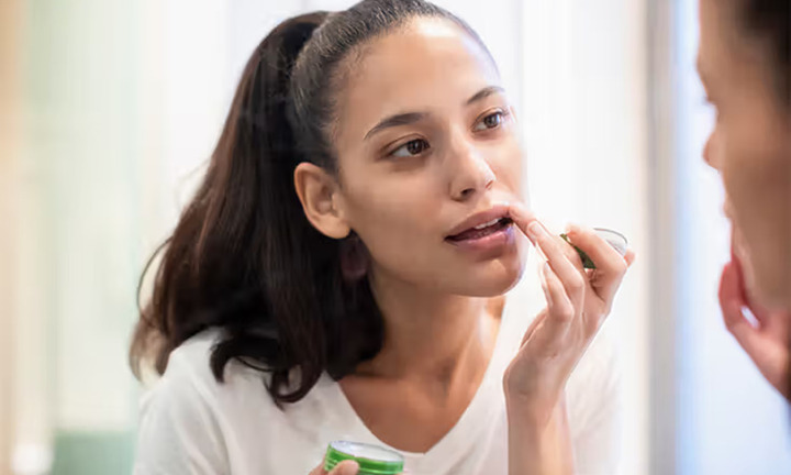 Có nên dùng Vaseline bôi môi?