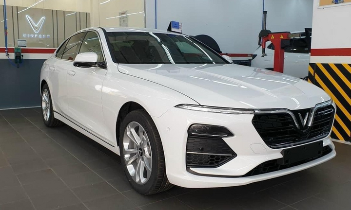 Đại lý đua nhau 'xả hàng' dịp cuối năm, giá ô tô giảm sâu vài trăm triệu