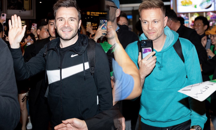 Nhóm Westlife thân thiện vẫy tay chào fan khi đến Việt Nam