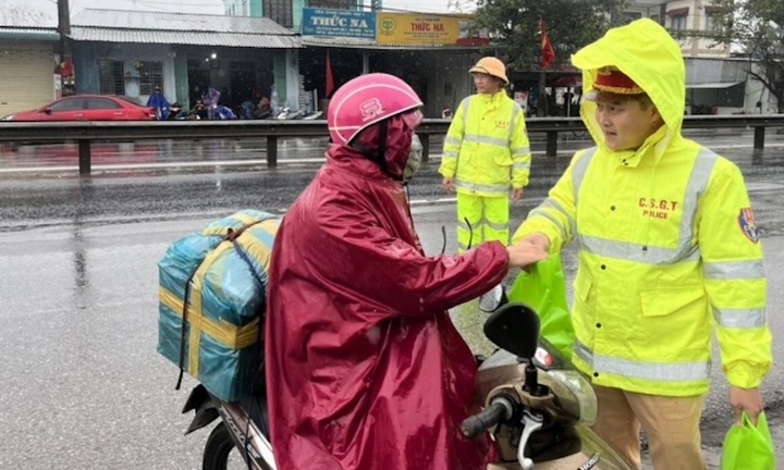 CSGT đi xe biển trắng có được kiểm tra giấy tờ người đi đường? 