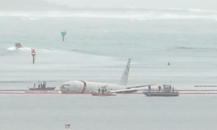 Video máy bay tuần tra của Mỹ trượt khỏi đường băng lao xuống biển