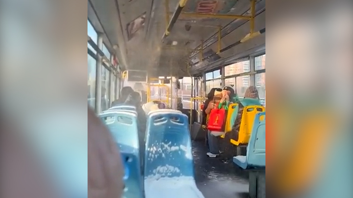 'Tuyết' bất ngờ rơi trong xe buýt ở Trung Quốc