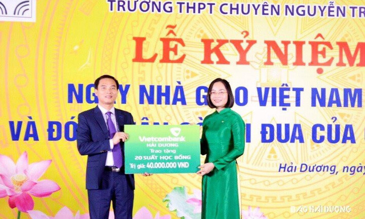 Vietcombank Hải Dương trao học bổng cho học sinh Trường THPT chuyên Nguyễn Trãi
