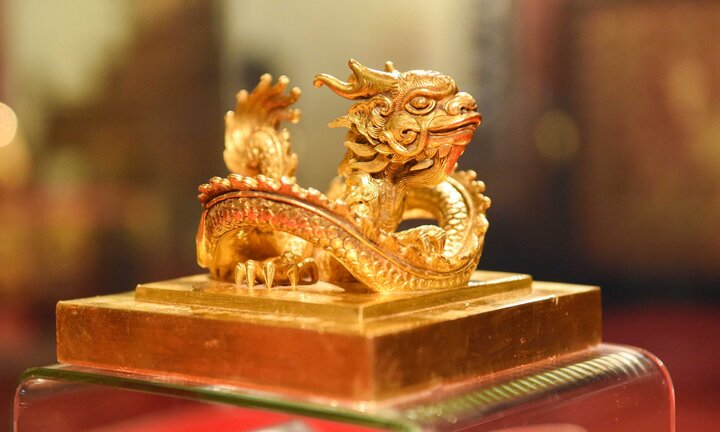 Cận cảnh ấn vàng 'Hoàng đế chi bảo' trưng bày tại bảo tàng tư nhân ở Bắc Ninh