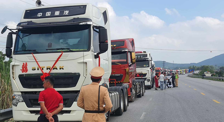 Rước dâu bằng 50 xe đầu kéo, các tài xế bị CSGT tuýt còi