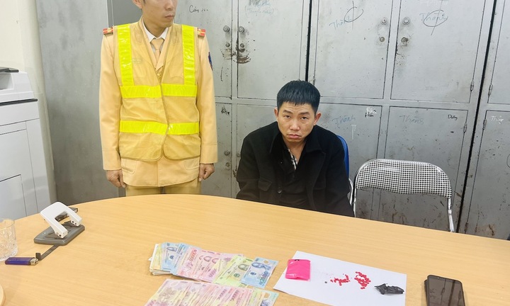 Gặp cảnh sát giao thông, kẻ tàng trữ ma túy quay đầu xe bỏ chạy