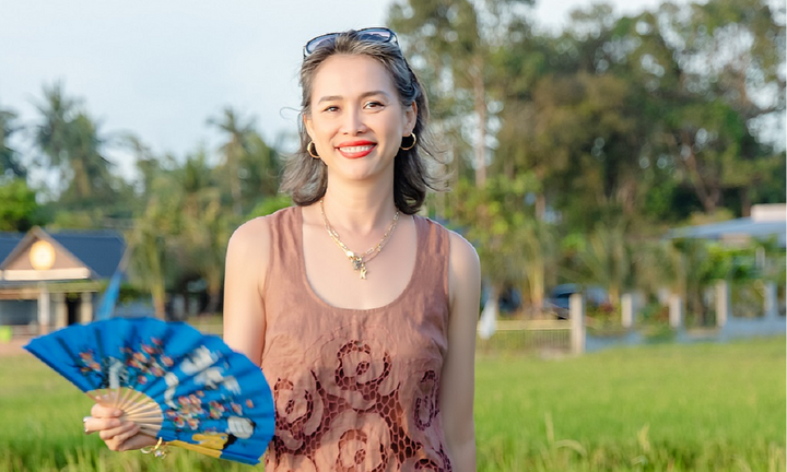 Hoa hậu Ngọc Khánh tươi trẻ đến ủng hộ NTK Thơm Nguyễn