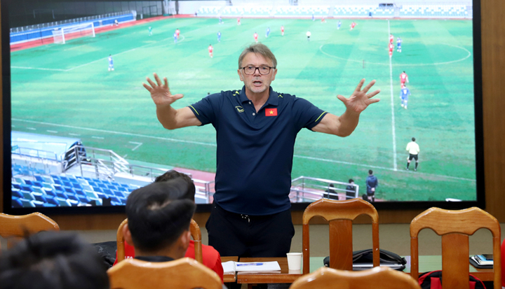 Ông Troussier chia sẻ kinh nghiệm với các HLV tương lai của bóng đá Việt Nam