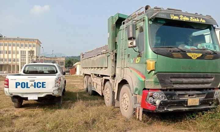 Tài xế dương tính với ma túy lái ô tô tải đâm xe tuần tra của CSGT tỉnh Hoà Bình