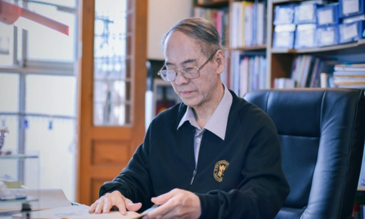 Cuộc sống của thầy Nguyễn Quốc Hùng - người dạy tiếng Anh đầu tiên trên TV