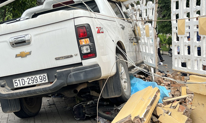 Tây Ninh: Ô tô tông chết người phụ nữ đang dừng xe chờ đèn đỏ