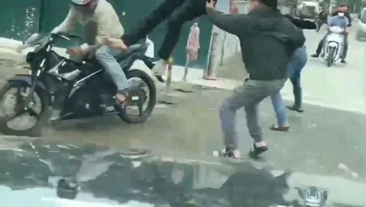 Cảnh sát vây bắt nghi phạm vận chuyển ma túy như phim hành động