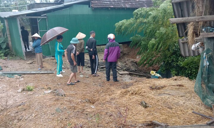 Hố tử thần rộng 15m2 'nuốt' vườn nhà dân ở Hà Tĩnh