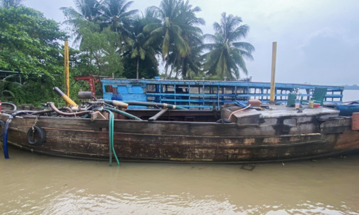Tạm giữ 2 cát tặc lái ghe bỏ chạy làm Đại úy Công an Vĩnh Long đứt lìa chân