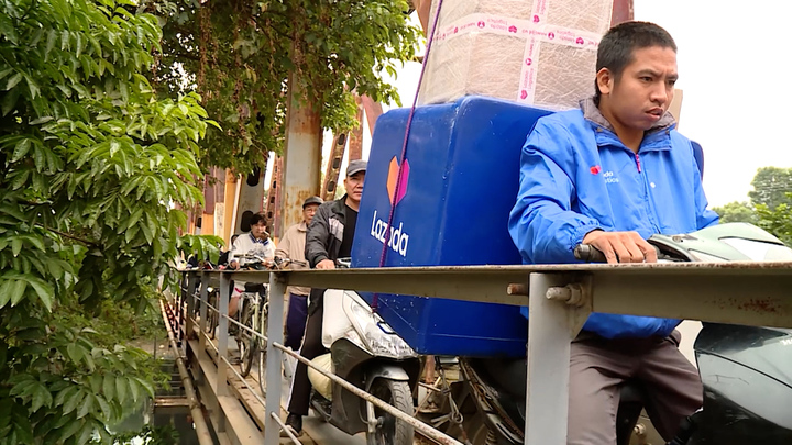 Cây cầu chỉ đi vừa một xe máy phục vụ 20.000 người dân ở Hà Nội