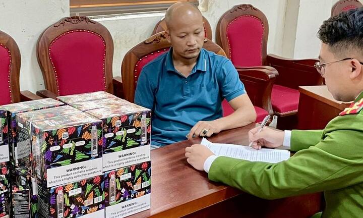 Bắt giữ kẻ vận chuyển thuê gần 20.000 điếu thuốc lá điện tử