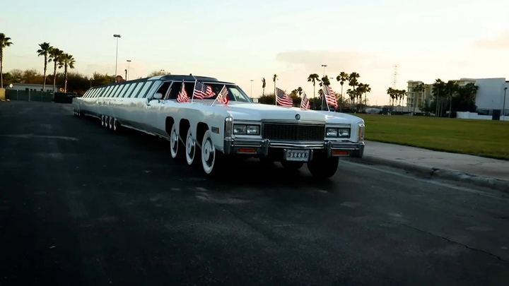  Chiếc xe hơi dài nhất thế giới có cả sân gôn và bãi đỗ trực thăng 