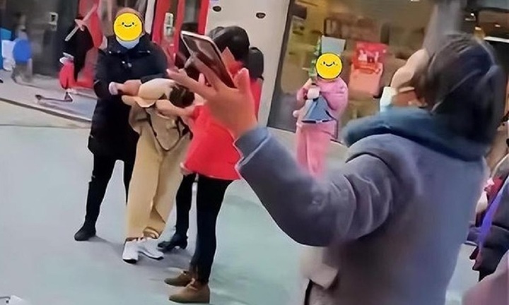 Đi trông cháu rồi về nhà bất ngờ, người phụ nữ U60 chết đứng vì cảnh trong phòng