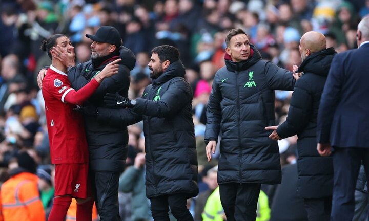 Pep Guardiola cãi nhau với Darwin Nunez, HLV Klopp phải can thiệp