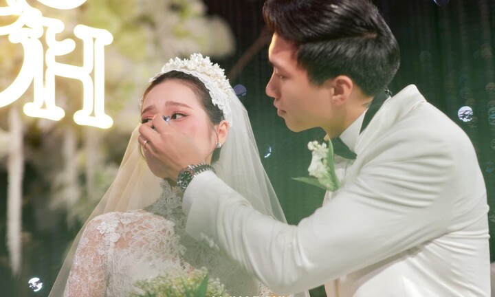 Văn Hậu lau nước mắt cho Hải My trong tiệc cưới ở khách sạn 5 sao