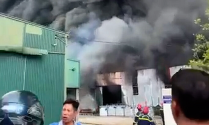 Một công ty chứa hoá chất ở Hải Phòng cháy lớn