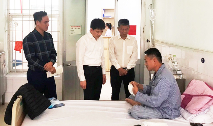 Khống chế người đàn ông dùng dao đe doạ dân, 3 công an Hải Phòng bị thương