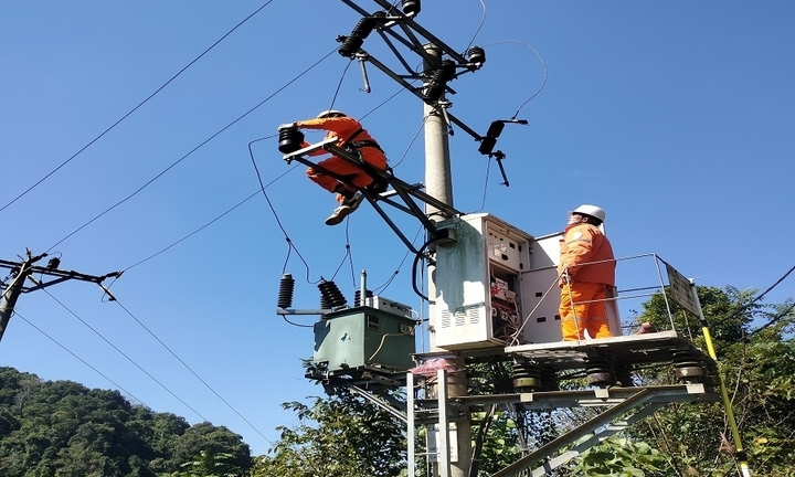 Điện lực Na Rì đảm bảo vận hành lưới điện an toàn, tin cậy cuối năm