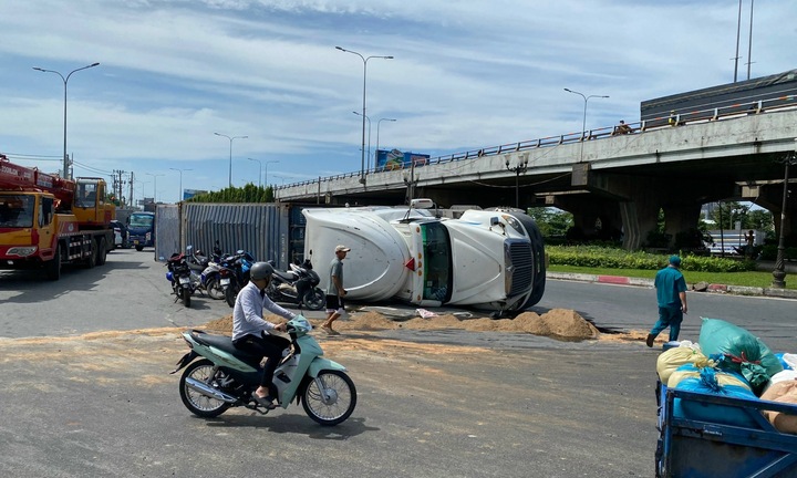 Xe container lật ngang, dầu nhớt tràn ra khiến quốc lộ 13 kẹt cứng