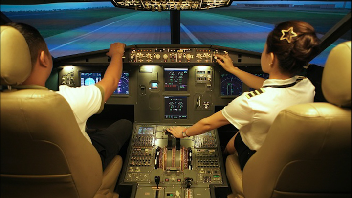 Người dân hào hứng lái máy bay mô hình như thật 