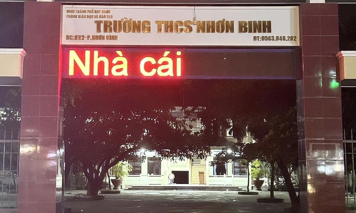 'Nhà cái' cá độ xuất hiện trên bảng LED trường học ở Bình Định
