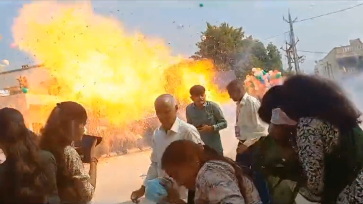 Hàng trăm bóng bay hóa cầu lửa 'nuốt chửng' đám đông ở Ấn Độ