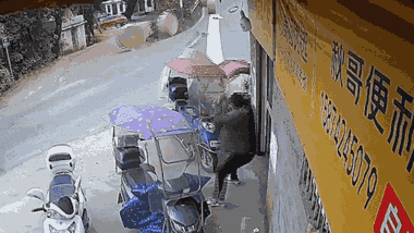 Đứt dây buộc, 6 cuộn giấy khổng lồ 'càn quét' hàng loạt phương tiện