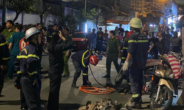 Trắng đêm giải cứu nam thanh niên mắc kẹt giữa 2 bức tường