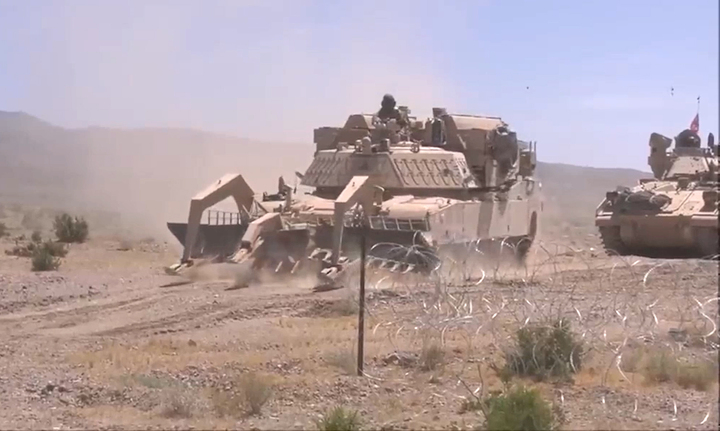 'Quái vật' rà phá bom mìn nặng 80 tấn có gì đặc biệt? 