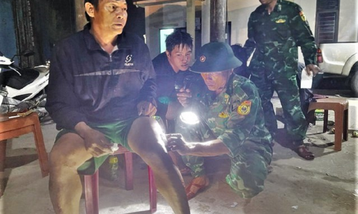 Tàu đâm vào rạn đá trong đêm, 3 ngư dân Quảng Bình may mắn thoát nạn