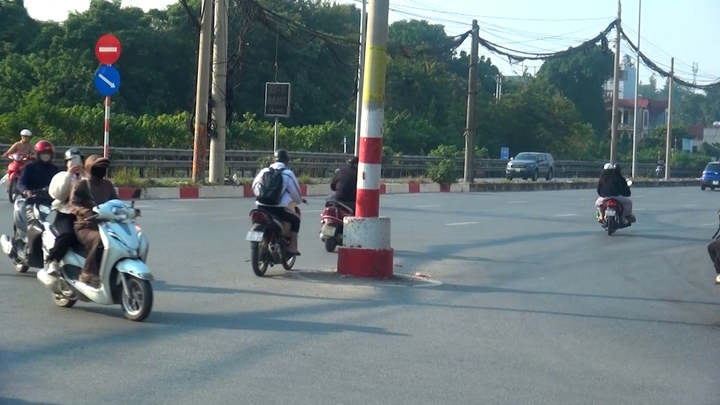 Cột bê tông mọc giữa đường, mối hiểm họa tiềm tàng