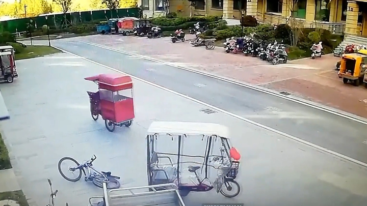 Gió mạnh thổi 'bay' 2 xe ba bánh và cái kết không tưởng