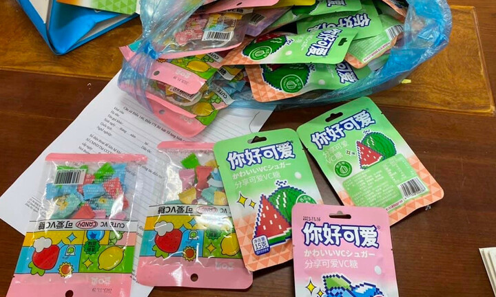 11 học sinh Hà Nội nghi ngộ độc sau khi ăn kẹo lạ