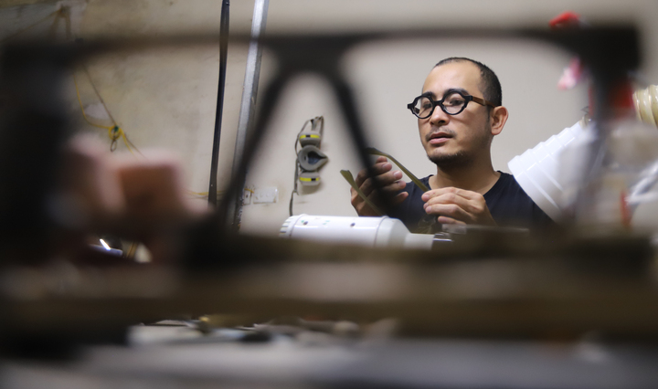 Cận cảnh quá trình làm thủ công gọng kính giá 6 triệu đồng