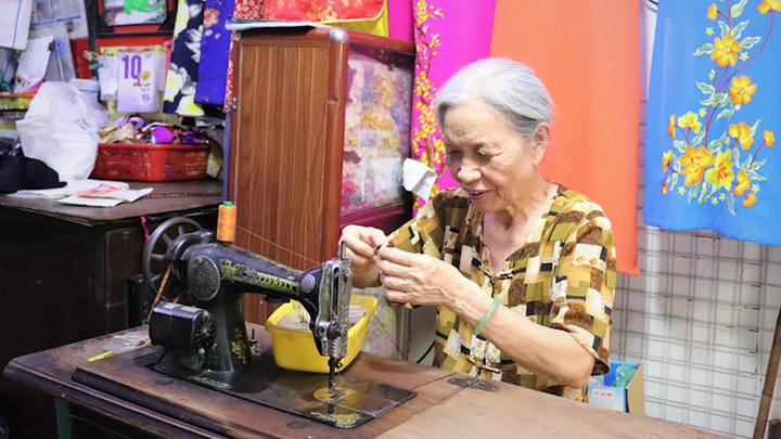 Người giữ nét đẹp áo dài giữa lòng phố cổ Hà Nội