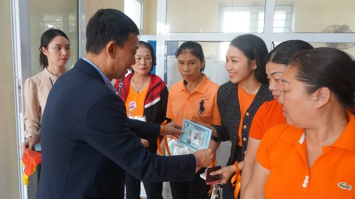 BHXH Hải Phòng: Truyền thông di cư an toàn, trao thẻ BHYT cho phụ nữ hồi hương