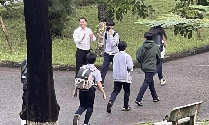 Đứng ở sân trường chào từng học sinh, hiệu trưởng ở Huế nhận cơn mưa lời khen