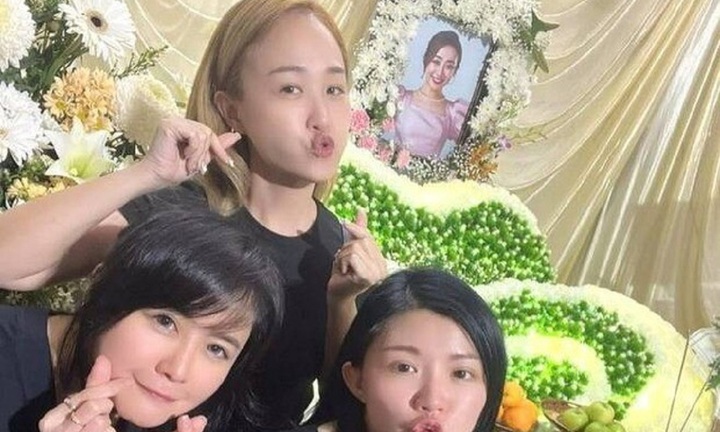 3 ca sĩ nữ tạo dáng, cười trong đám tang bị chỉ trích dữ dội