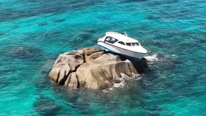 Kỳ lạ thuyền chở khách mắc kẹt trên tảng đá