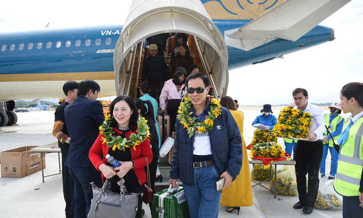 Vietnam Airlines đưa những hành khách đầu tiên 'xông đất' sân bay Điện Biên mới