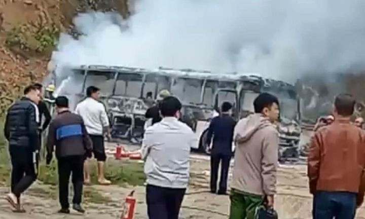 Ô tô du lịch chở học sinh đi tham quan cháy rụi ở Hoà Bình