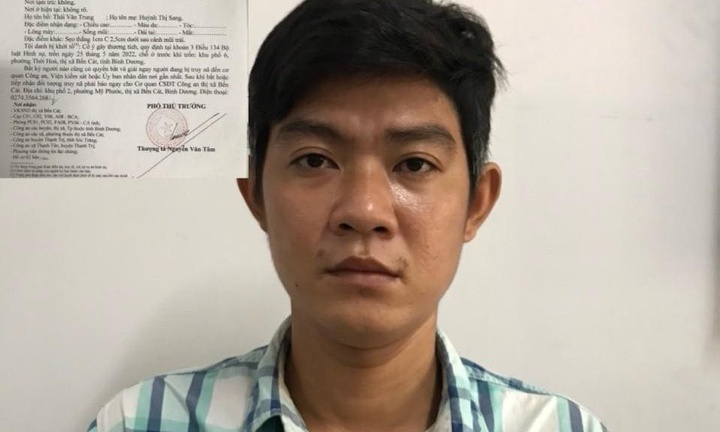 Bị nhắc nhở vì nẹt pô gây ồn ào, dùng dao đâm người rồi bỏ trốn